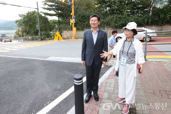 (사진제공:용인시)이상일 용인시장, 고림초 정문 확장 현장 살피고 운동회 하는 학생들 응원