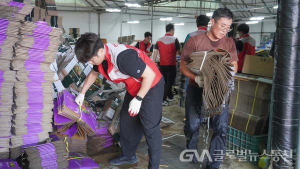 (사진제공:강서구자원봉사센터) BNK부산은행 호우 피해 복구 지원