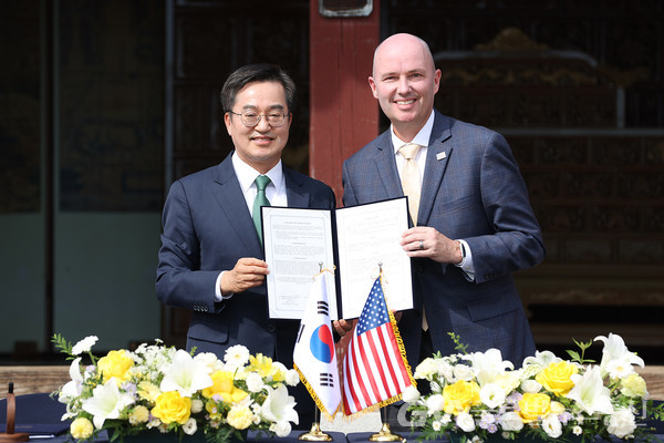 (사진제공:경기도)김동연, 화성행궁 유여택서 콕스 유타주지사와 자매결연 액션플랜 사인