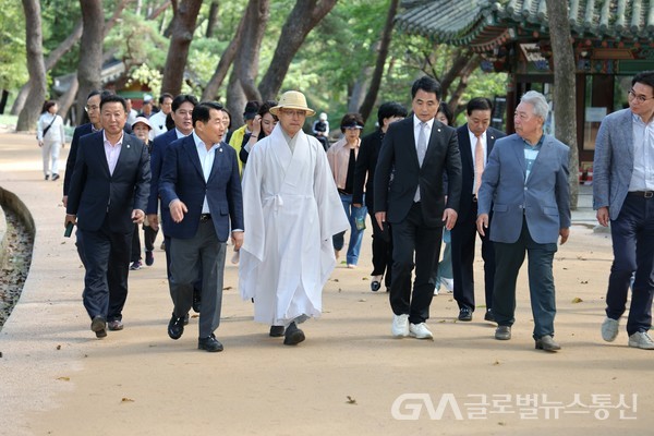 (사진제공:양산시) 통도사 무풍한송로 준공식 마치고 걷고있다.