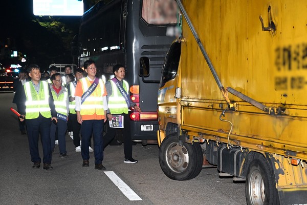 (사진제공안산시) 계도에도 대형 車 버젓이 불법주정차… 안산시“집중 지도단속”