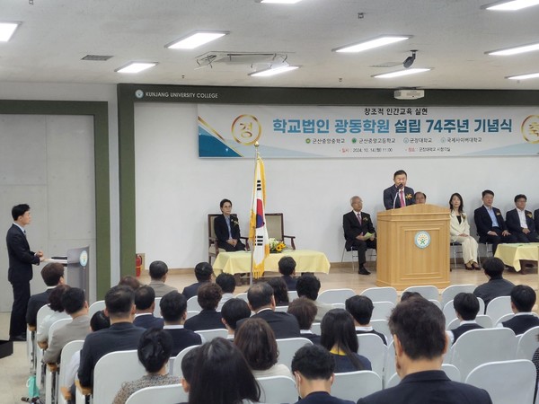 (사진: 글로벌 뉴스 통신 황성배 기자) 이승우 이사장은"제 74주년 개교를 맞아 오늘을 기념하고  학원의 무궁한 발전과 모든 분들의 건강과 행복을 기원하며 감사한다"고  하였다