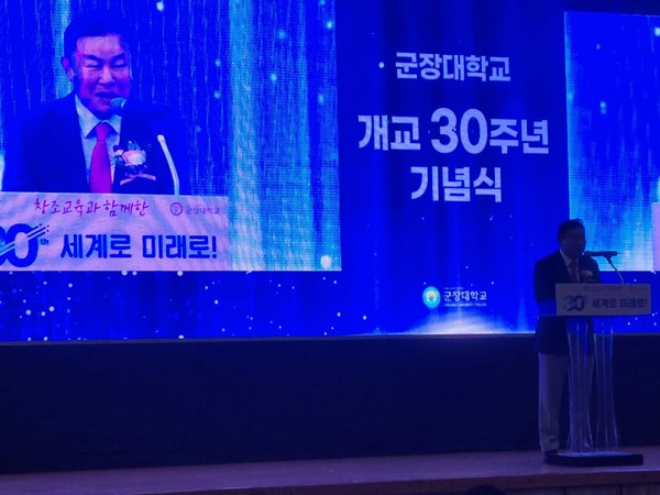 (사진: 글로벌 뉴스 통신 황성배 기자) 이승우 광동학원 이사장은 " 개교30 주년을 맞이하여  우리 학원의  역사와 발전을 함께 해온  교직원과  학원의 발전에 힘써 주신 모든 분들에게 마음속 깊이 감사 한다고 " 했다