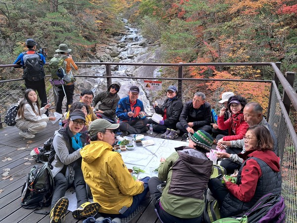 ( 사진제공 : 횡성신협산수회 ) 횡성신협산수회, 설악산 십이선녀탕 주변 등산로에서 회원 각자 준비한 도시락으로 점심식사 전경 사진