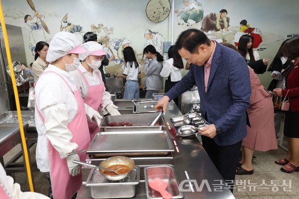 (사진제공:경기도교육청)임태희 교육감, ‘경기도 학생 먹거리’ 계산 없이 책임진다