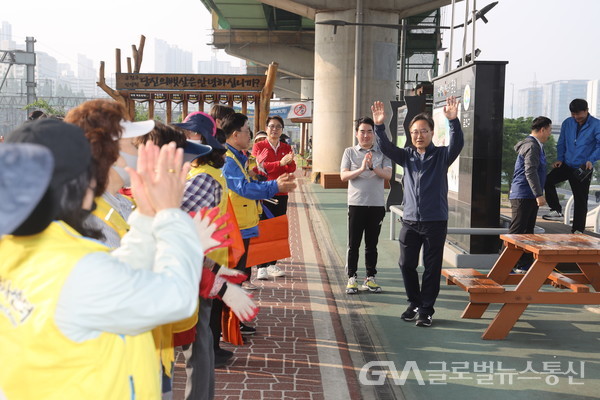 (사진제공:금천구) '23년 제2회 환경정화 플로깅 캠페인 장면.