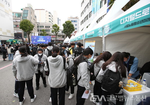 (사진 : 강북구) 강북구 교육박람회에 참석한 학생들이 부스에 방문하여 행사 프로그램에 참여하고 있다.