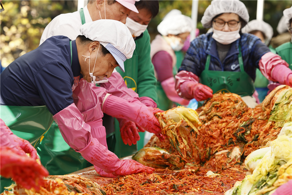 (사진제공: 송파구)서강석 송파구청장이 새마을부녀회 회원들과 함께 김장김치를 담그고 있다.