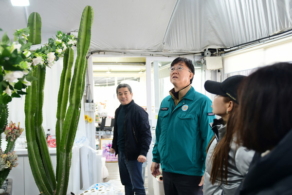 *사진제공안산시) 이민근 안산시장, 이동꽃마을 폭설 피해 현장 점검…“주말까지 제설 총력”