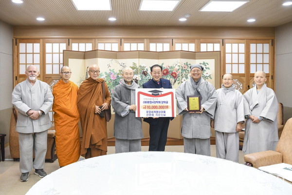 (사진 : 문경시) (재)문경시장학회에 장학금을 기탁한 문경세계명상마을 선원장 각산스님