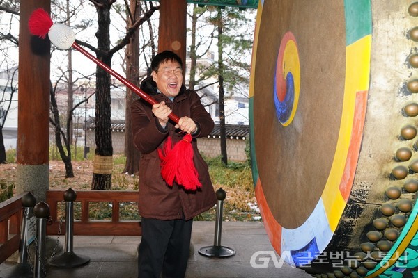 (사진 : 종로구) 제23회 종로구 인왕산 해맞이 축제에서 대고각 북을 치고있는 정문헌 구청장 1